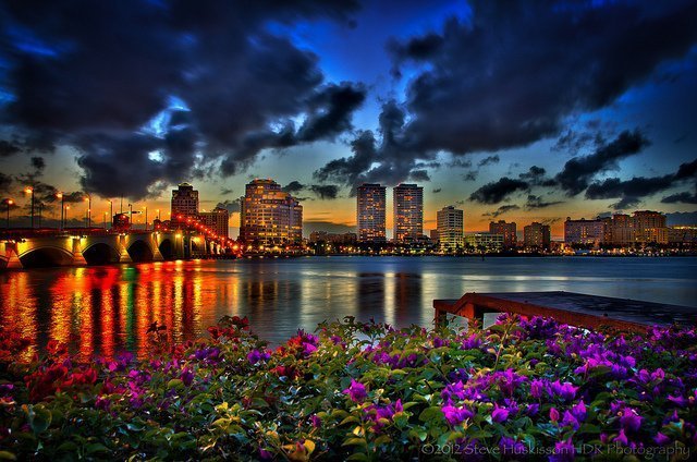 West Palm iluminada à noite