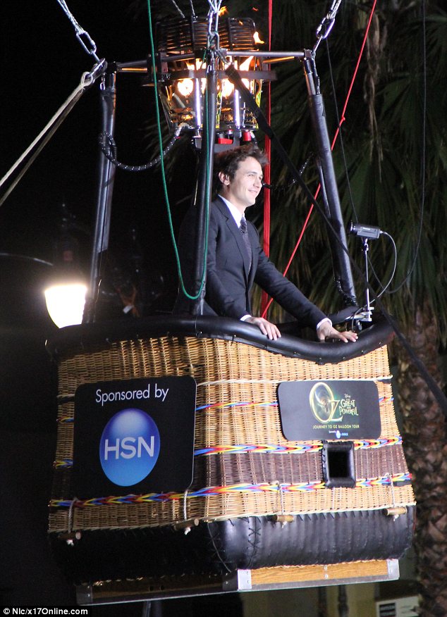 James Franco chega de balão à Premiére