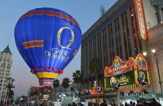 James Franco chega à Premiére de OZ em um balão de ar quente