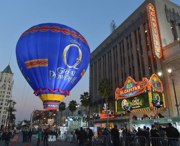 James Franco chega à Premiére de OZ em um balão de ar quente