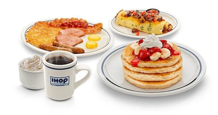 TOMANDO O FAMOSO CAFÉ DA MANHÃ AMERICANO - IHOP 